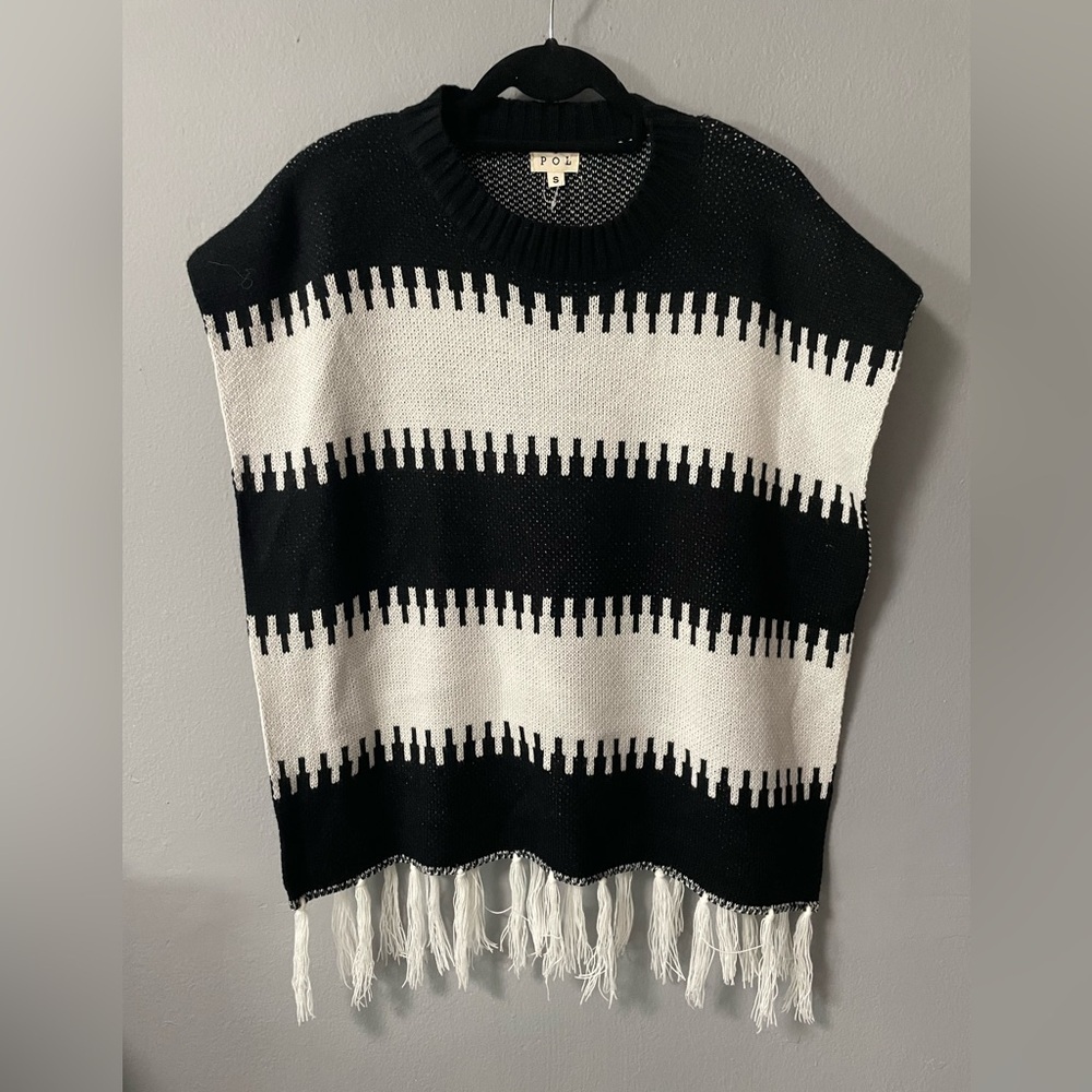 NWOT POL Open Black and White Poncho with a Fringe Hem. Size Small